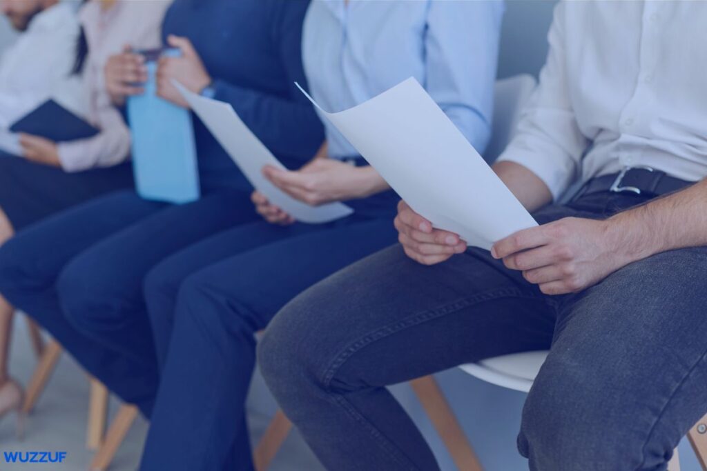 موظفين في انتظار الانترفيو لتوضيح أسئلة مقابلة شخصية وأجوبتها – أشهر أسئلة انترفيو وكيف تجاوب عليها بثقة